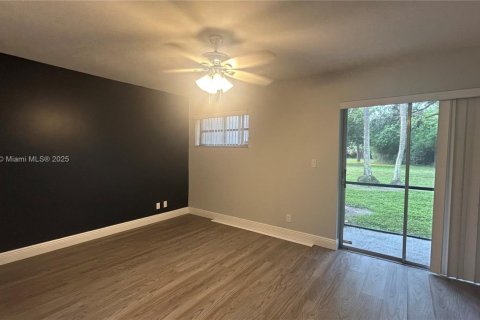 Copropriété à louer à Coral Springs, Floride: 2 chambres, 92.44 m2 № 1967536 - photo 4