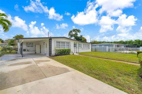 Villa ou maison à vendre à Miami Gardens, Floride: 5 chambres, 169.83 m2 № 1999856 - photo 4