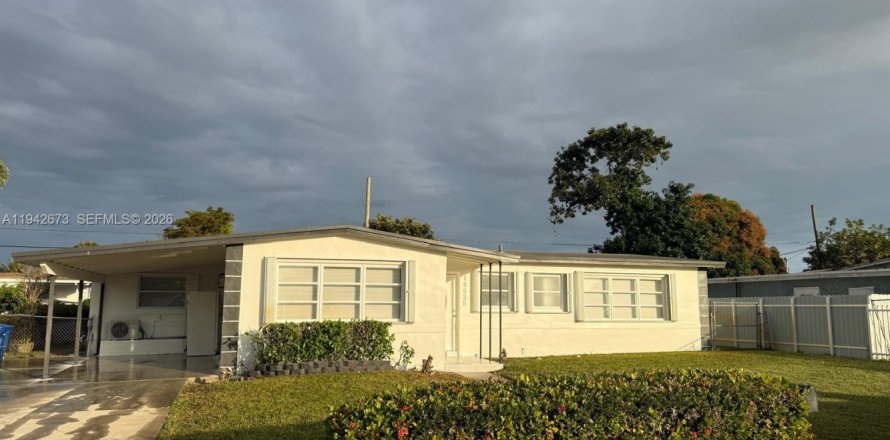 Casa en Miami Gardens, Florida 5 dormitorios, 169.83 m2 № 1999856