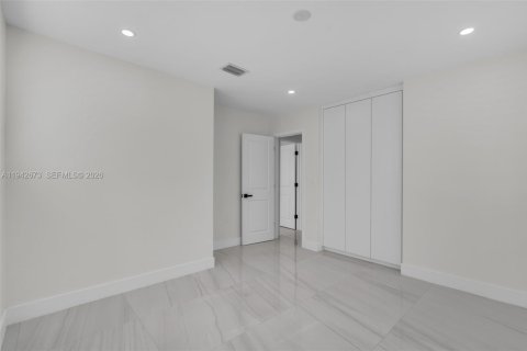 Villa ou maison à vendre à Miami Gardens, Floride: 5 chambres, 169.83 m2 № 1999856 - photo 15