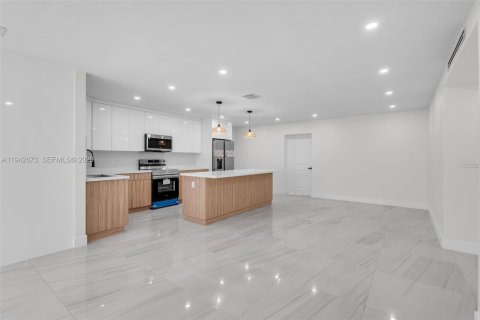 Villa ou maison à vendre à Miami Gardens, Floride: 5 chambres, 169.83 m2 № 1999856 - photo 11