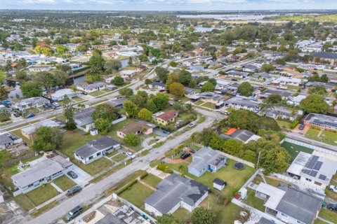 Villa ou maison à vendre à Miami Gardens, Floride: 5 chambres, 169.83 m2 № 1999856 - photo 30