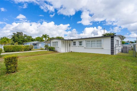 Villa ou maison à vendre à Miami Gardens, Floride: 5 chambres, 169.83 m2 № 1999856 - photo 2