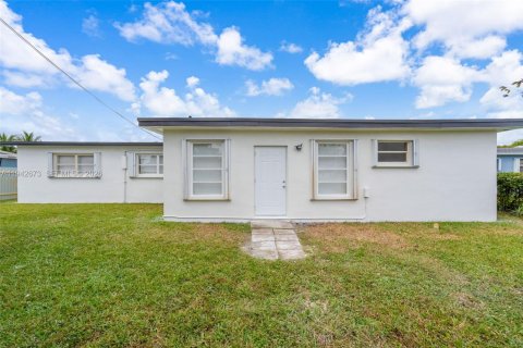 Villa ou maison à vendre à Miami Gardens, Floride: 5 chambres, 169.83 m2 № 1999856 - photo 3