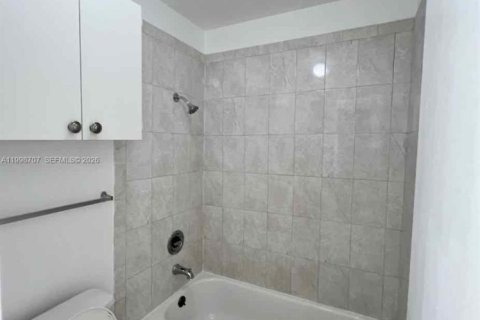 Condo in Sunrise, Florida, 2 bedrooms  № 2060674 - photo 7