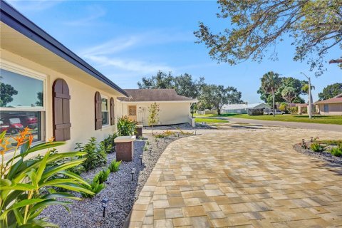 Villa ou maison à vendre à Bradenton, Floride: 4 chambres, 185.06 m2 № 2437178 - photo 3