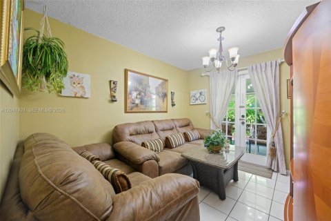 House in Hallandale Beach, Florida 3 bedrooms, 130.34 sq.m. № 2267610 - photo 8