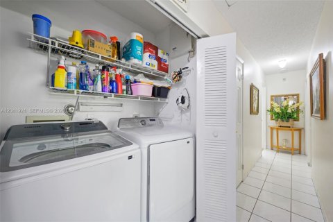 House in Hallandale Beach, Florida 3 bedrooms, 130.34 sq.m. № 2267610 - photo 21