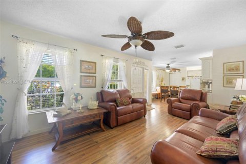 House in Hallandale Beach, Florida 3 bedrooms, 130.34 sq.m. № 2267610 - photo 5