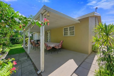 House in Hallandale Beach, Florida 3 bedrooms, 130.34 sq.m. № 2267610 - photo 24