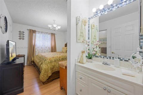 House in Hallandale Beach, Florida 3 bedrooms, 130.34 sq.m. № 2267610 - photo 16