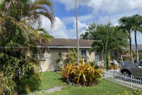 House in Hallandale Beach, Florida 3 bedrooms, 130.34 sq.m. № 2267610 - photo 28