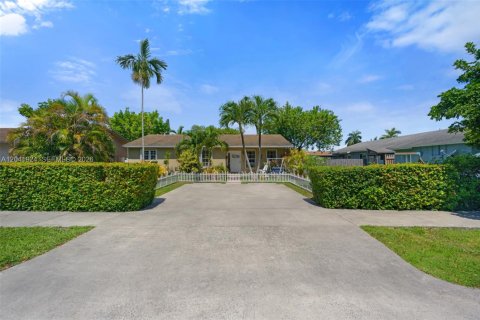 House in Hallandale Beach, Florida 3 bedrooms, 130.34 sq.m. № 2267610 - photo 26