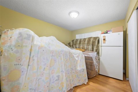 House in Hallandale Beach, Florida 3 bedrooms, 130.34 sq.m. № 2267610 - photo 19