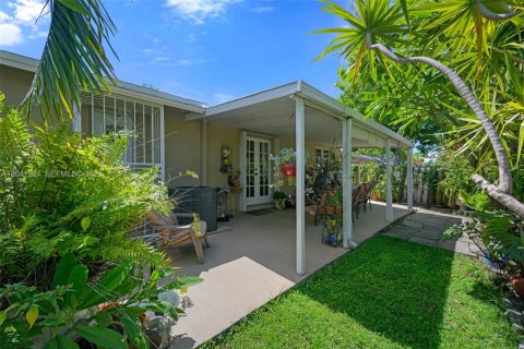 House in Hallandale Beach, Florida 3 bedrooms, 130.34 sq.m. № 2267610 - photo 23