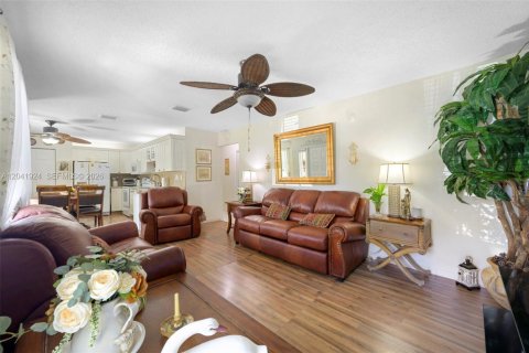 House in Hallandale Beach, Florida 3 bedrooms, 130.34 sq.m. № 2267610 - photo 4