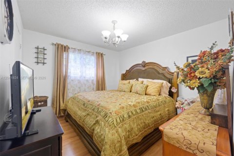 House in Hallandale Beach, Florida 3 bedrooms, 130.34 sq.m. № 2267610 - photo 14