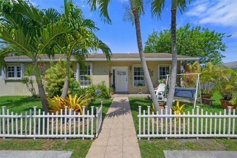 House in Hallandale Beach, Florida 3 bedrooms, 130.34 sq.m. № 2267610