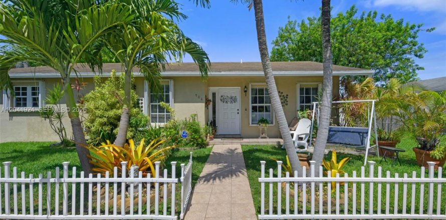 House in Hallandale Beach, Florida 3 bedrooms, 130.34 sq.m. № 2267610
