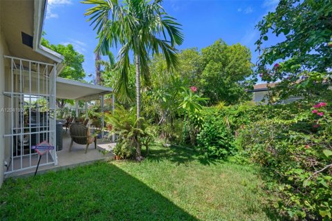 House in Hallandale Beach, Florida 3 bedrooms, 130.34 sq.m. № 2267610 - photo 22