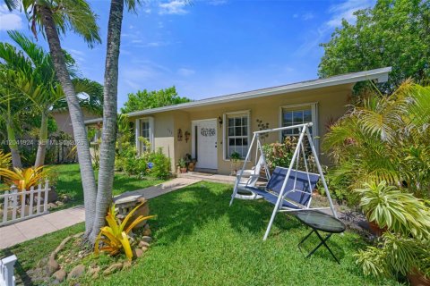 House in Hallandale Beach, Florida 3 bedrooms, 130.34 sq.m. № 2267610 - photo 25