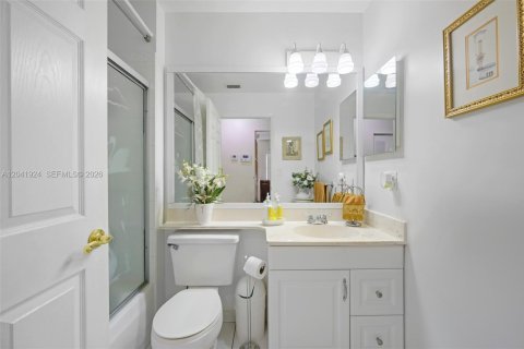 House in Hallandale Beach, Florida 3 bedrooms, 130.34 sq.m. № 2267610 - photo 10