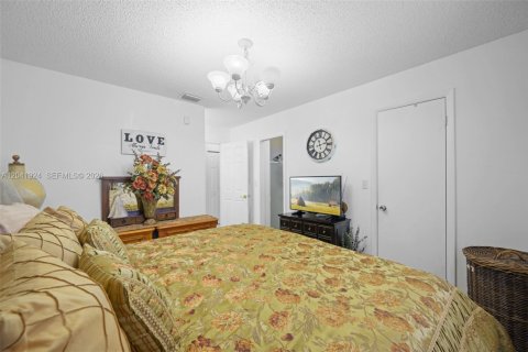 House in Hallandale Beach, Florida 3 bedrooms, 130.34 sq.m. № 2267610 - photo 15