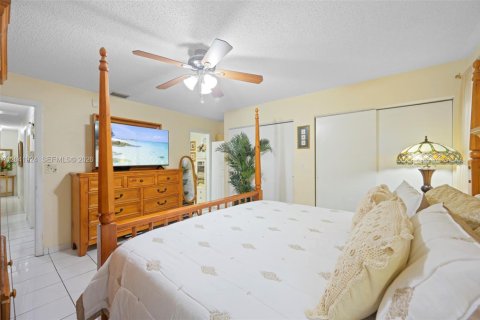 House in Hallandale Beach, Florida 3 bedrooms, 130.34 sq.m. № 2267610 - photo 12