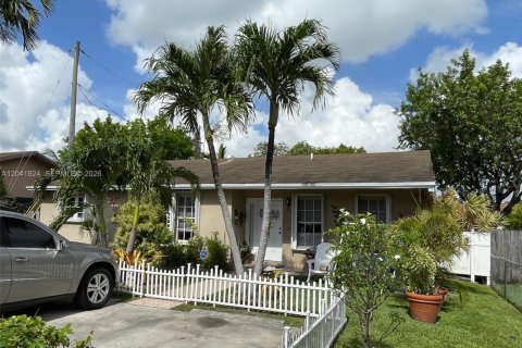 House in Hallandale Beach, Florida 3 bedrooms, 130.34 sq.m. № 2267610 - photo 27