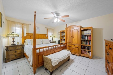 House in Hallandale Beach, Florida 3 bedrooms, 130.34 sq.m. № 2267610 - photo 11