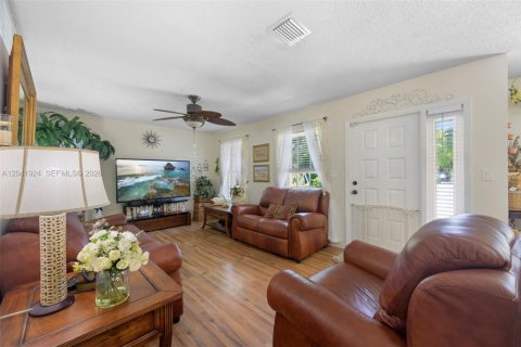 House in Hallandale Beach, Florida 3 bedrooms, 130.34 sq.m. № 2267610 - photo 3