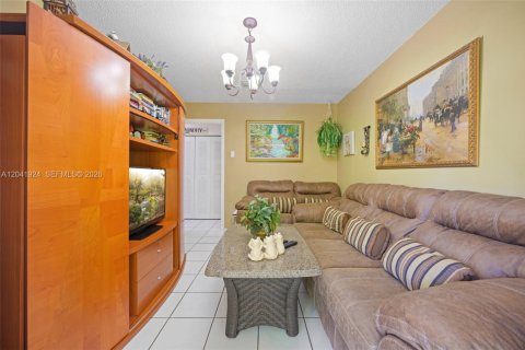 House in Hallandale Beach, Florida 3 bedrooms, 130.34 sq.m. № 2267610 - photo 9