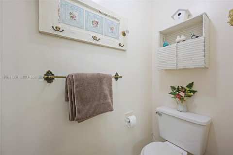 House in Hallandale Beach, Florida 3 bedrooms, 130.34 sq.m. № 2267610 - photo 17
