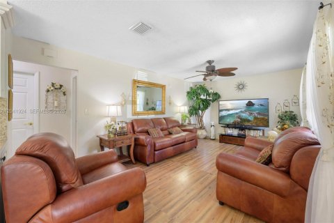 House in Hallandale Beach, Florida 3 bedrooms, 130.34 sq.m. № 2267610 - photo 2