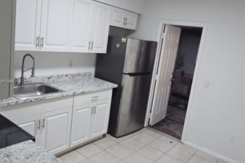 Снять в аренду виллу или дом в Холливуд, Флорида 2 спальни, 194.82м2, № 2028538 - фото 10