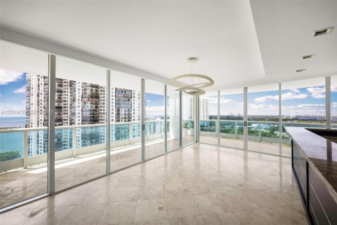 Condo in Miami, Florida, 2 bedrooms № 2267937 - photo 9