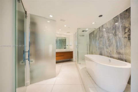 Condo in Miami, Florida, 2 bedrooms № 2267937 - photo 17