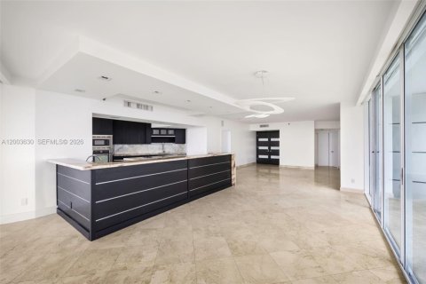 Condo in Miami, Florida, 2 bedrooms № 2267937 - photo 6