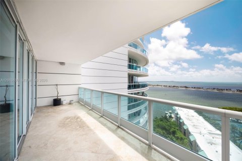 Condo in Miami, Florida, 2 bedrooms № 2267937 - photo 2
