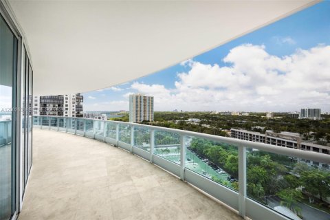 Condo in Miami, Florida, 2 bedrooms № 2267937 - photo 3