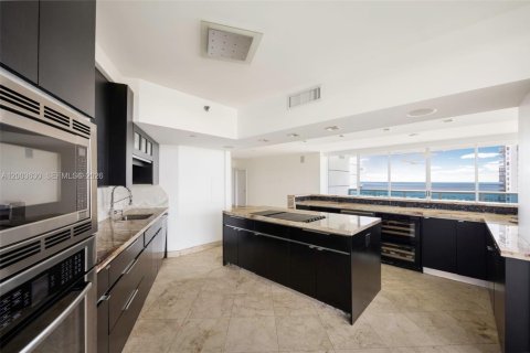 Condo in Miami, Florida, 2 bedrooms № 2267937 - photo 13