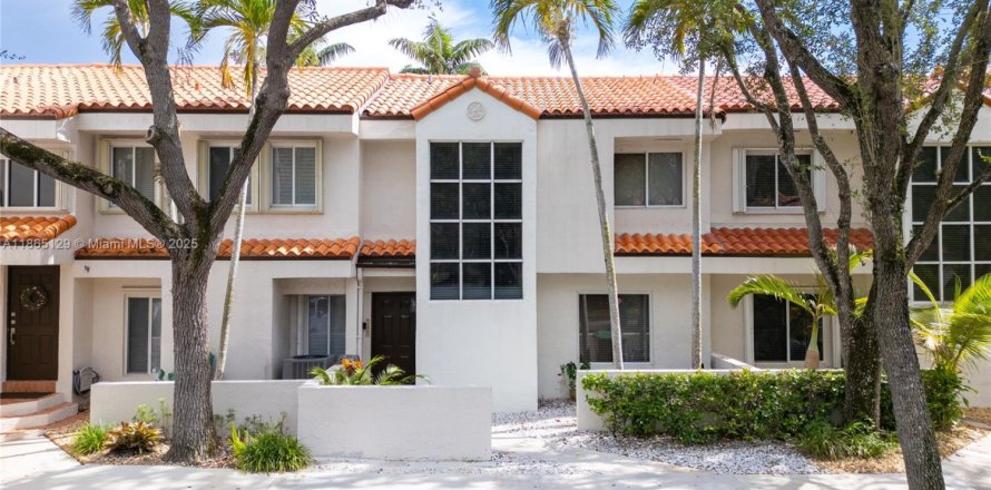 Adosado en Miami, Florida 2 dormitorios, 109.35 m2 № 1893417