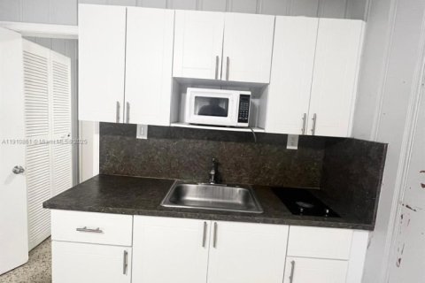 Casa en alquiler en Miami, Florida, 1 dormitorio, 41.81 m2 № 1967168 - foto 1