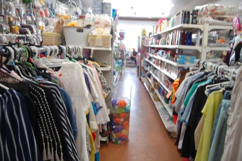 Commercial property in Hialeah, Florida № 2240292