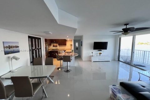 Condominio en venta en North Miami Beach, Florida, 2 dormitorios, 105.17 m2 № 2030591 - foto 3