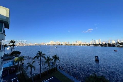 Condominio en North Miami Beach, Florida, 2 dormitorios  № 2030591