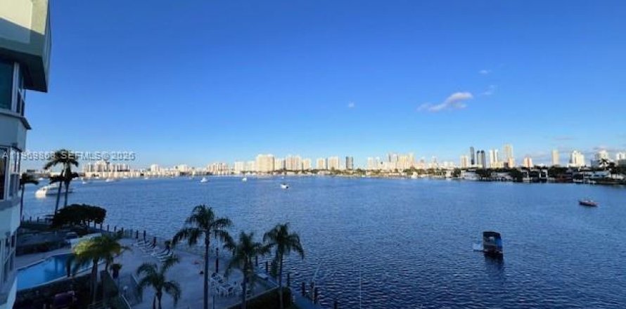 Condominio en North Miami Beach, Florida, 2 dormitorios  № 2030591