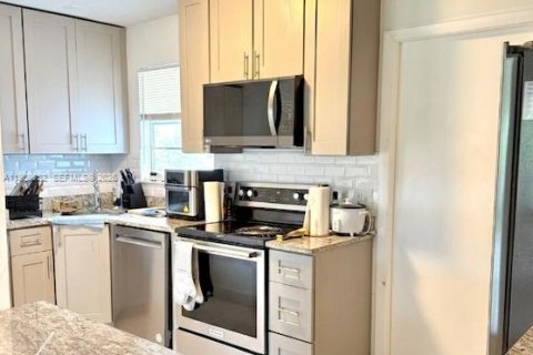 House in Port St. Lucie, Florida 2 bedrooms, 98.66 sq.m. № 2031181 - photo 3