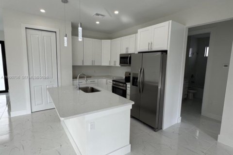 Casa en alquiler en Lehigh Acres, Florida, 3 dormitorios, 145.11 m2 № 2057866 - foto 9