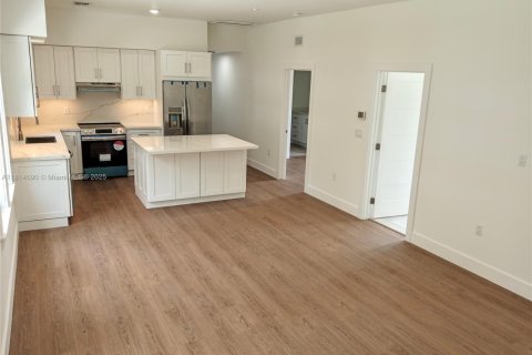 House in Coral Gables, Florida 2 bedrooms, 93.37 sq.m. № 1762909 - photo 5